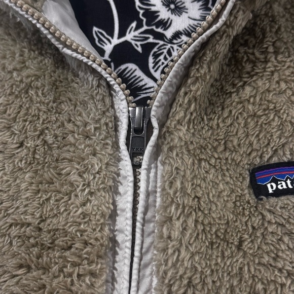 Patagonia Tan Sherpa Vest | Size Small | Excellent Preowned Condition - Picture 7 of 9